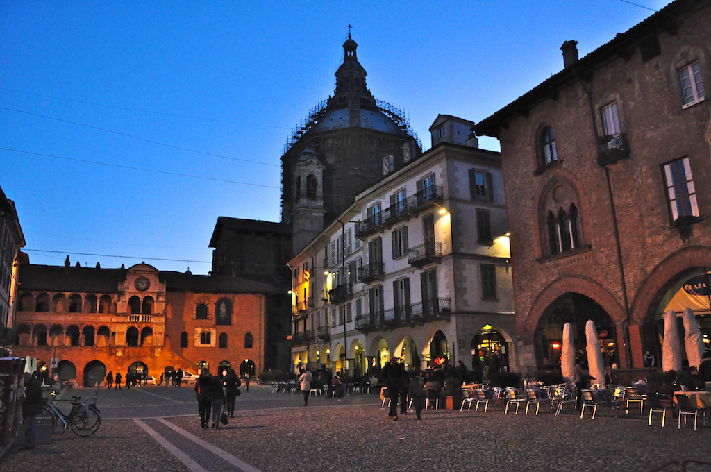 Piazza_della_Vittoria,_Pavia.jpg